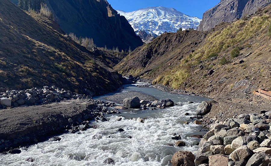 Ríos en el Cajón del Maipo con sus cumbres principales al fondo