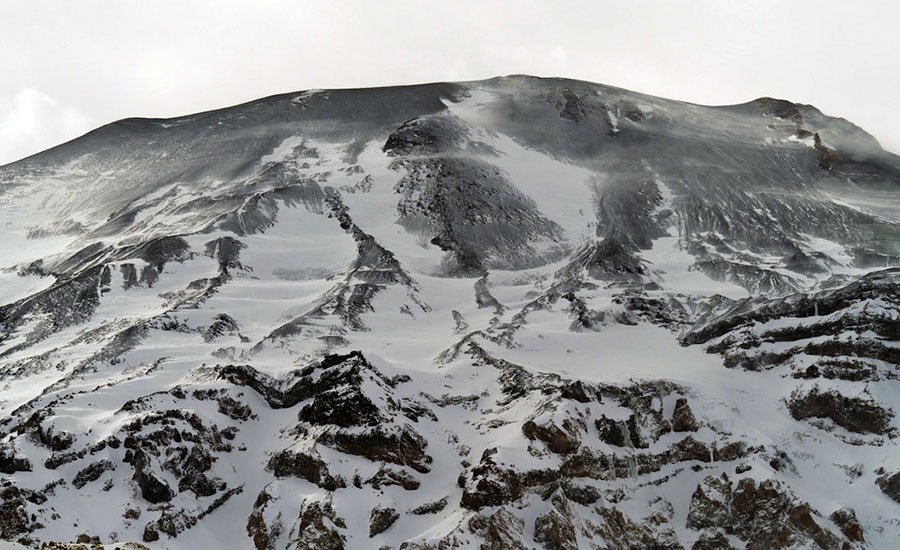 Volcán San José con glaciares, zona de origen de lahares documentados en el Cajón del Maipo