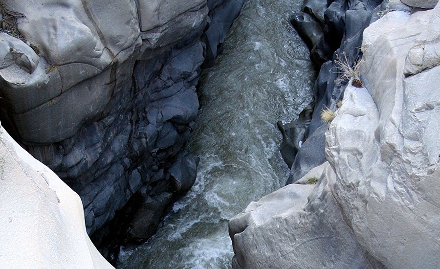 Puente El Cristo: erosión fluvial y geología del río Maipo en Las Melosas